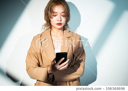 事業女性 手機 智能手機 106368696