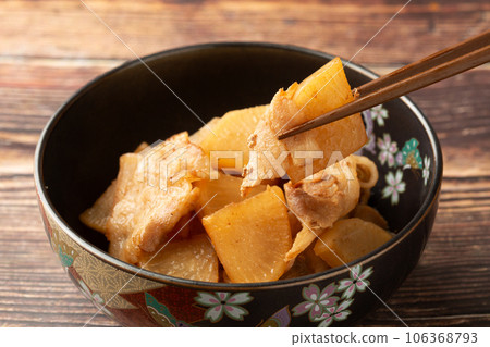 Pork belly and radish 106368793