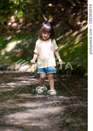 小女孩在溪邊玩耍 106368859