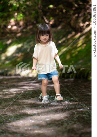 小女孩在溪邊玩耍 小女孩在溪邊玩耍 106368861