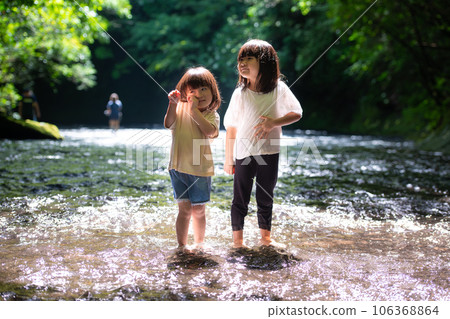 姐妹倆在山澗裡玩耍 106368864