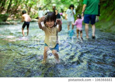 小女孩在溪邊玩耍 小女孩在溪邊玩耍 106368881