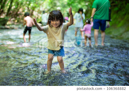 小女孩在溪邊玩耍 106368882