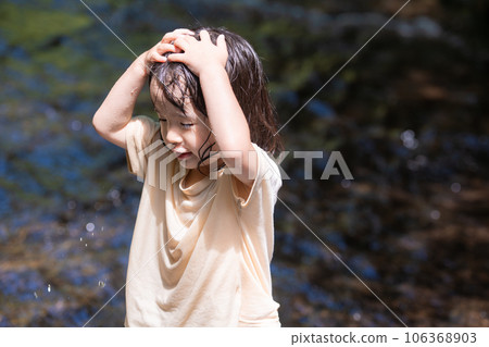 小女孩在溪邊玩耍 106368903
