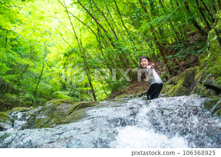 小女孩在溪邊玩耍 小女孩在溪邊玩耍 106368925