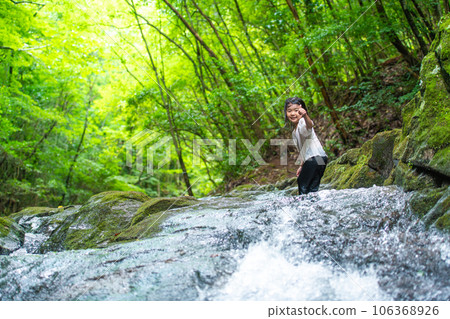 Little girl playing in the stream Little girl playing in the stream 106368926