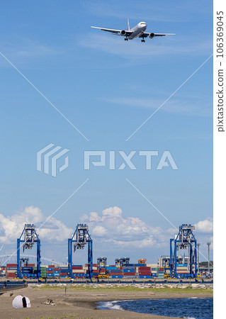 Airplane approaching at low altitude Airplane approaching at low altitude 106369045