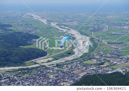 從獅子久高原和金澤平原的手取川沖積扇出發滑翔傘 106369421
