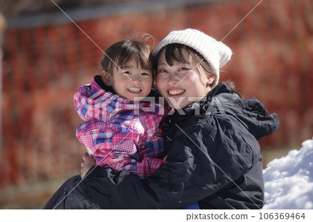 父母和孩子在雪地裡玩 106369464