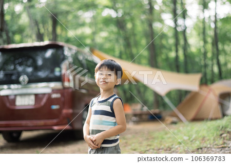 露營地微笑的男孩 106369783