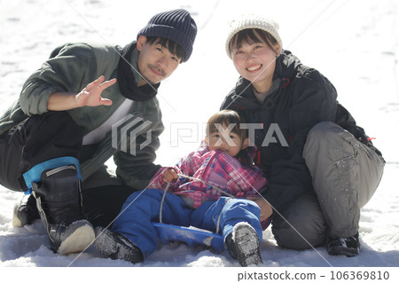 父母和孩子玩雪橇 父母和孩子玩雪橇 106369810
