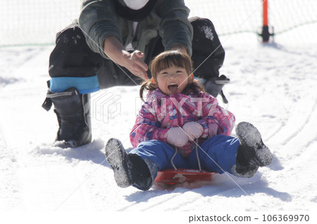 父母和孩子玩雪橇 父母和孩子玩雪橇 106369970