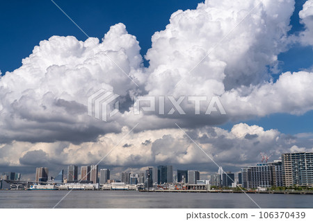 《Tokyo》 Tower apartments lined up, Tokyo Bay area in the summer sky 106370439