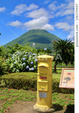 從西大山站看到的開聞岳和黃色郵箱（鹿兒島縣指宿市） 106370497
