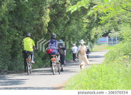 在愛知池（東鄉水庫）環路上奔跑的自行車和跑步者 106370554