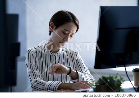 超時工作的女商人 106370960