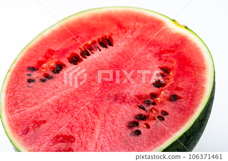 白色背景 1/2 切左面的新鮮西瓜 106371461