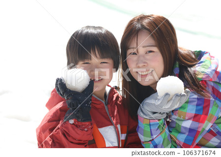 父母和孩子在雪地裡玩 父母和孩子在雪地裡玩 106371674