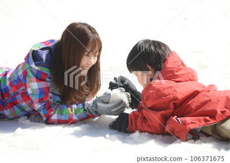 父母和孩子在雪地裡玩 父母和孩子在雪地裡玩 106371675