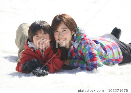 父母和孩子在雪地裡玩 父母和孩子在雪地裡玩 106371676