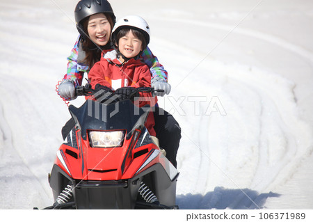 父母和孩子騎雪地摩托車 父母和孩子騎雪地摩托車 106371989