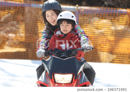 父母和孩子騎雪地摩托車 父母和孩子騎雪地摩托車 106371991