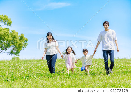 A family walking in the blue sky grassland 106372179
