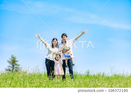 A family walking in the blue sky grassland 106372180