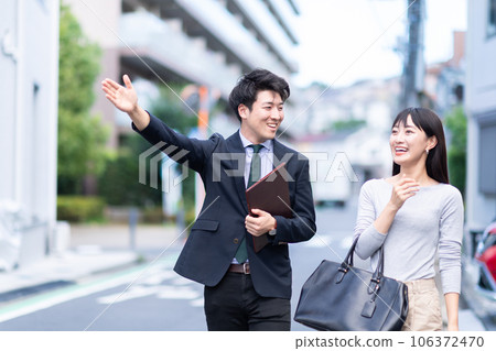 為當地人提供指導的房地產經紀人的男性和女性顧客 為當地人提供指導的房地產經紀人的男性和女性顧客 106372470