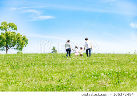一家人走在藍天草原 106372494