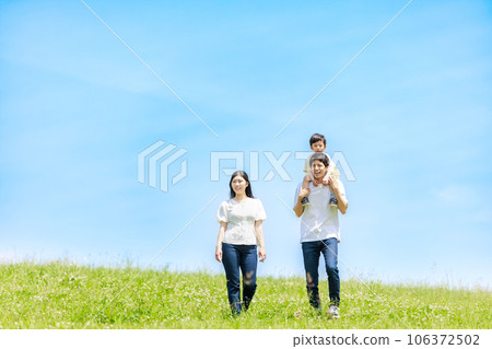 一家人走在藍天草原 一家人走在藍天草原 106372502