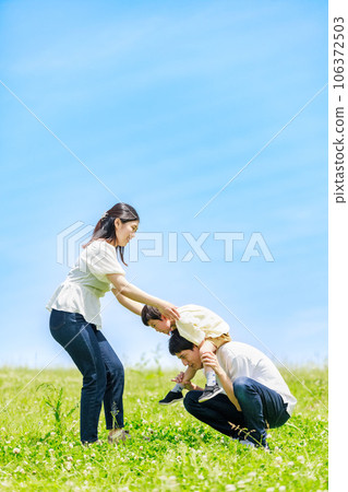 一家人在藍天草地上玩耍 106372503