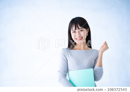 一位女士一手拿著文件解釋 106372543