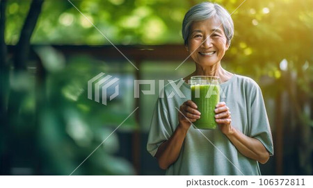 喝綠汁、綠冰沙和蔬菜汁以促進健康的老年婦女 喝綠汁、綠冰沙和蔬菜汁以促進健康的老年婦女 106372811