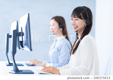 Operator receiving inquiries 106373013
