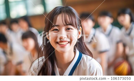 亞洲中學生和高中生穿著校服在學校俱樂部活動中打籃球 106373050