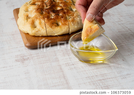 eat focaccia 106373059