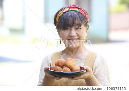 Woman with handmade sata andagi Woman with handmade sata andagi 106373133