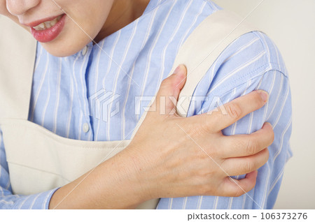 young woman with shoulder pain 106373276