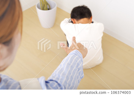 母親管教她的孩子（指著） 106374003