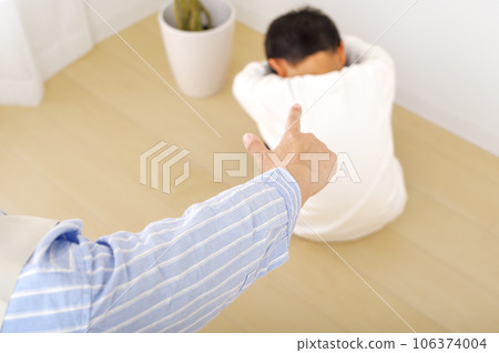 Mother disciplining her child (pointing) 106374004