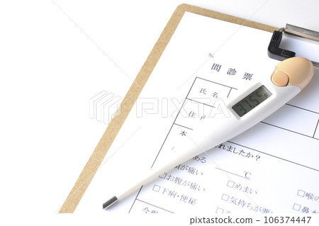 白色背景下的醫療問捲和溫度計照片 106374447