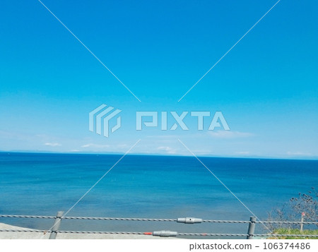 Blue sky and sea 106374486