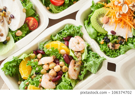 外賣容器中的強力沙拉 106374702