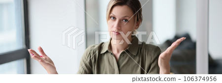 The woman in office divorced her hands in bewilderment 106374956