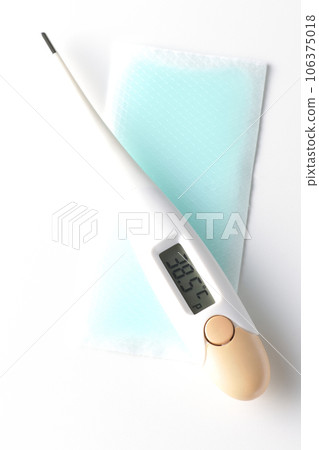 Photograph of the thermometer and cooling sheet against a white background 106375018