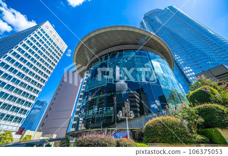 日本東京的城市景觀，夏日天空中的六本木新城（虎之門/麻布台區的重建工程在左後部可見） 106375053