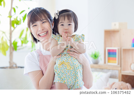 嬰兒和托兒所老師的肖像 嬰兒和托兒所老師的肖像 106375482