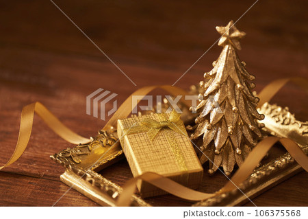 Christmas image mini tree and Christmas presents 106375568