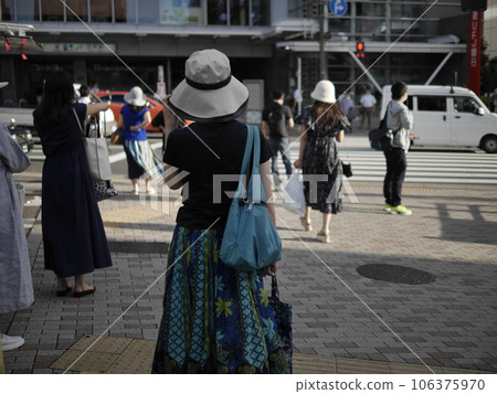 People waiting at the crossroads in summer 106375970